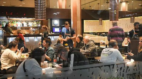 Los Andes | Entre junio de 2022 y el mismo mes de 2023, el sector de Servicios de alojamiento y servicios de comida tuvo un incremento del 14% en el número de empresas con trabajadores formales. Foto: José Gutierrez / Los Andes