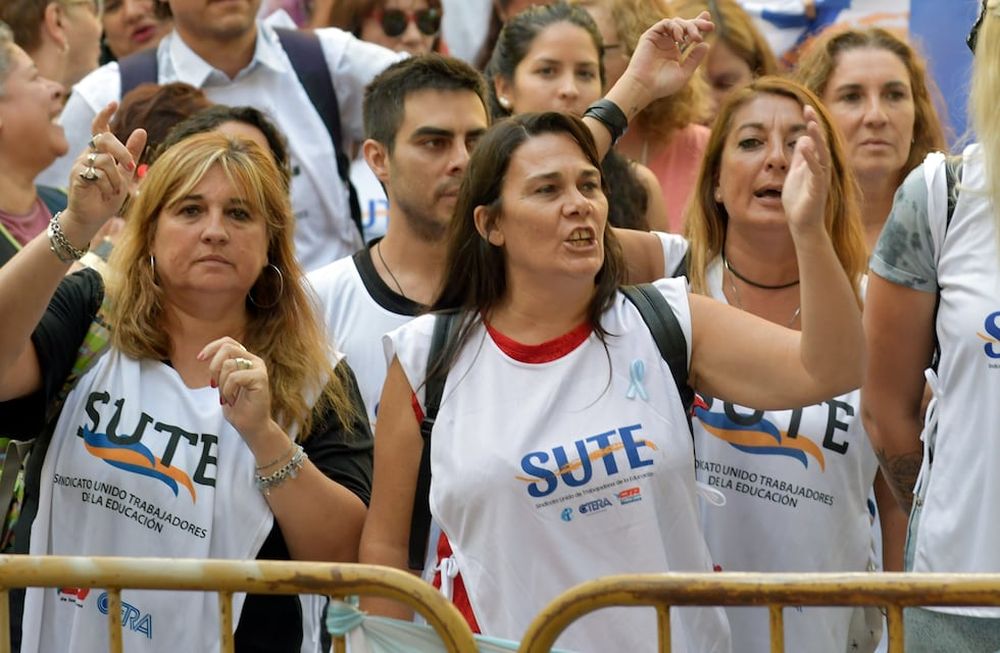 El Gobierno puso de relevancia que “durante el 2022 se acordó con todos los gremios la paritaria 2022 y un incremento a cuenta de las paritarias 2023 del 5% en enero, 5% en febrero y 5% en marzo”. El  sindicato SUTE habían montado un acampe para apurar a las autoridades.Foto: Orlando Pelichotti