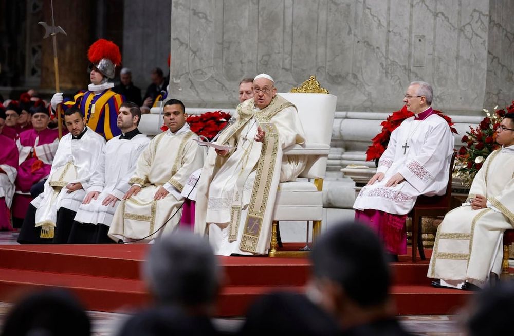 Ciudad del Vaticano (Italia), 24/12/2024.- El Papa Francisco dirige la Misa de la Noche de Navidad en la Basílica de San Pedro en la Ciudad del Vaticano, 24 de diciembre de 2024. El Papa Francisco inauguró el Jubileo de la Iglesia Católica de 2025 en Nochebuena, abriendo el Puerta Santa de la Basílica de San Pedro. (Papá) EFE/EPA/FABIO FRUSTACI