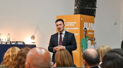 El ministro de Defensa de la Nación, Luis Petri, dio una charla en la Universidad Champagnat.&nbsp;