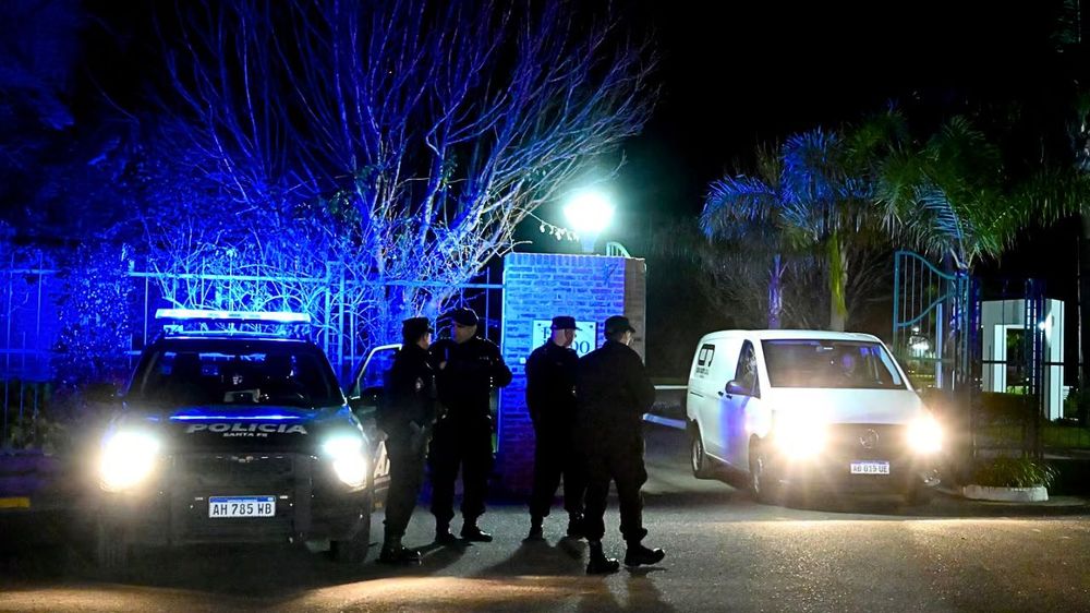 Varios efectivos policiales custodian la entrada al cementerio El Prado. 