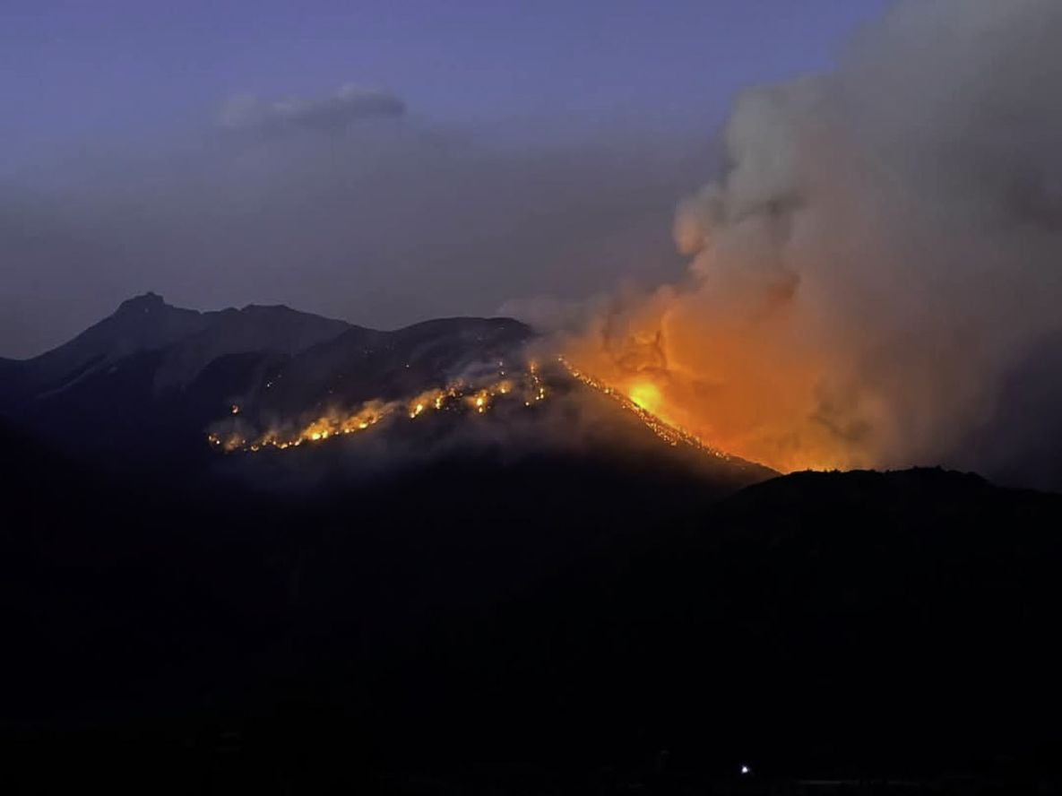 Unas 1.600 hectáreas y casi nueve kilómetros fueron afectados por un incendio en la ciudad rionegrina de El Bolsón, mientras que hay zonas evacuadas. Foto: GREEN PEACE/ NA.