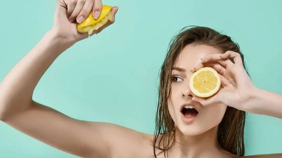 El limón es un multiuso para la limpieza pero deberás usarlo de forma moderada al lavarte el pelo.