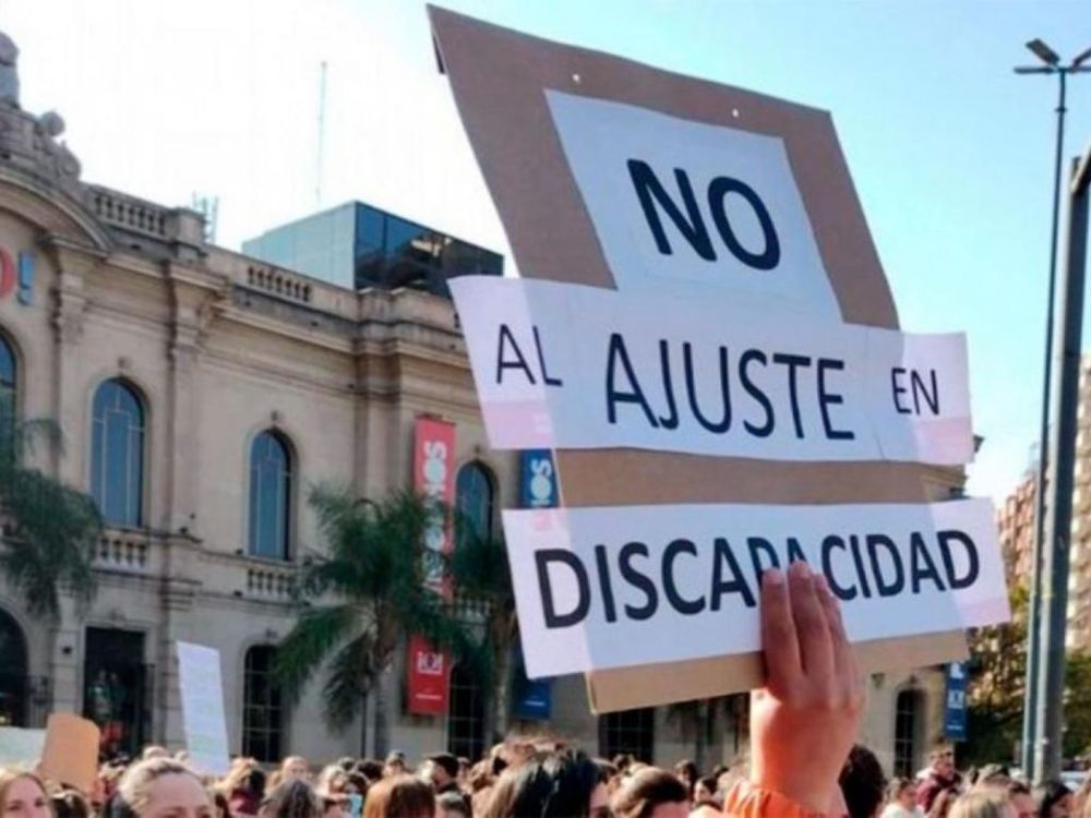 Reclamo en todo el país de las personas con discapacidad y quienes los acompañan. Reclamo en todo el país de las personas con discapacidad y quienes los acompañan.