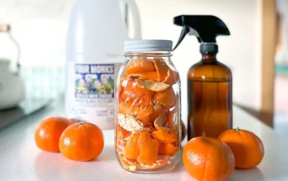 El valor de esta preparación está en aprovechar las cáscaras de naranja y obtener un limpiador sencillo para usos específicos.