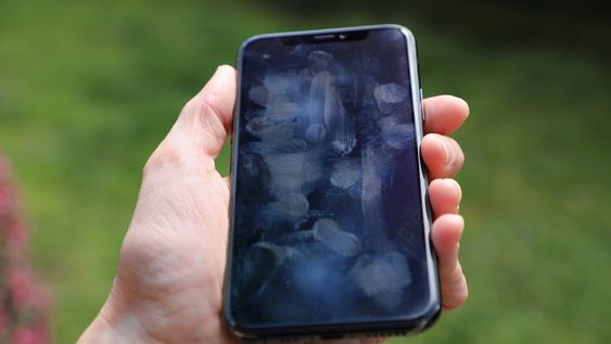 el sencillo truco para limpiar la pantalla del celular y dejarla como nueva
