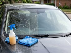 Limpiá los vidrios de tu auto con esta receta casera.