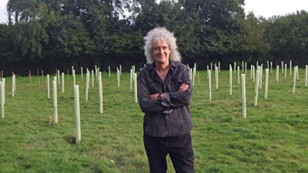 Brian May junto a los árboles que plantó en el campo abandonado.&nbsp;