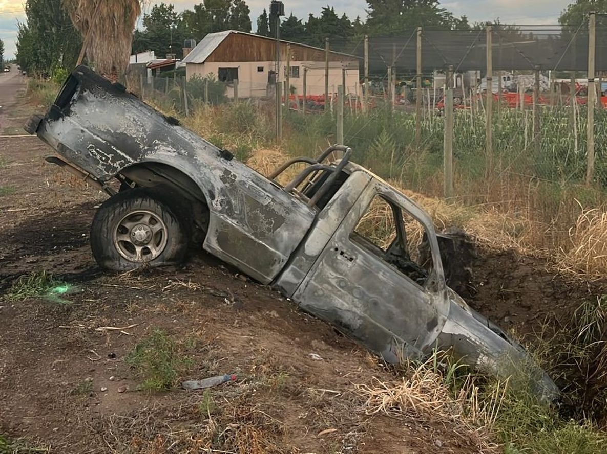 Conducía borracho, cayó a un canal y su camioneta se incendió en Chapanay.