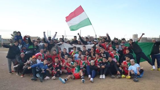 Festejo beltranino. Tras la victoria sobre Ferroviario, Jugadores, cuerpo técnico e hinchas festejaron a más no poder un nuevo título del ascenso.