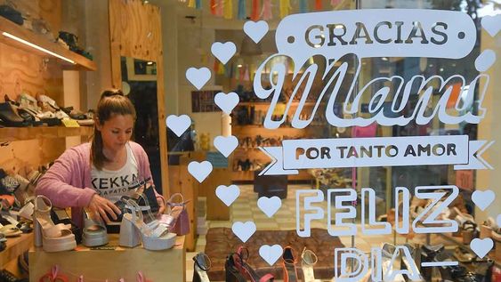 Compras día de la Madre. Los comerciantes esperan mayor movimiento hacia el fin de semana, los clientes consultan precios y promociones en el centro / Foto: Archivo / Los Andes