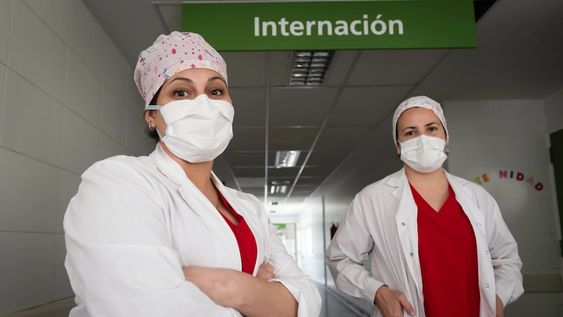 Dos profesionales de la salud provincial se muestran distendidas al inicio de una jornada, que seguramente, demandará mucho estrés y trabajo al máximo. / Ignacio Blanco