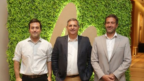 Invitados al festejo con Andrés Zavattieri, al centro.