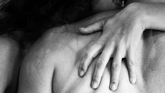 La pareja se reunía todas las noches en el instituto educativo una vez que el electricista generaba el corte del suministro eléctrico. Foto: Gentileza