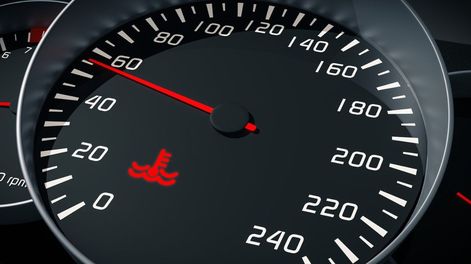 Es indispensable detener el auto cuando sale una advertencia amarilla o roja en el tablero.