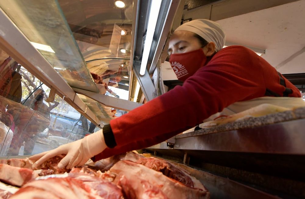 Mendoza 23 de junio de 2021  EconómicoSe prohíbe la exportación de asado con o sin hueso, falda, matambre, tapa de asado, cuadrada, paleta y vacío.Carnicerías de Mendoza ya adecuaron los precios Foto Orlando Pelichotti / Los Andes