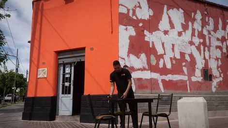 Los Andes | Aunque el lugar está en obras y han descolgado el cartel, desde Tía Rada aclaran que están refaccionando el comercio y que ni siquiera se es cruza por la cabeza cerrar las puertas. Foto: Ignacio Blanco / Los Andes.