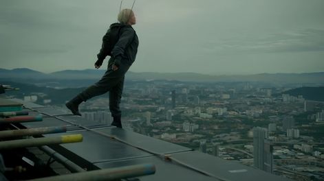 Florence Pugh dió un salto de más de 800 metros para su nueva película
