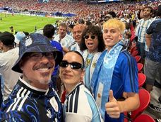 Carlos La Mona Jiménez fue uno de los tantos famosos que ven los partidos de Argentina en el Mundial 2026