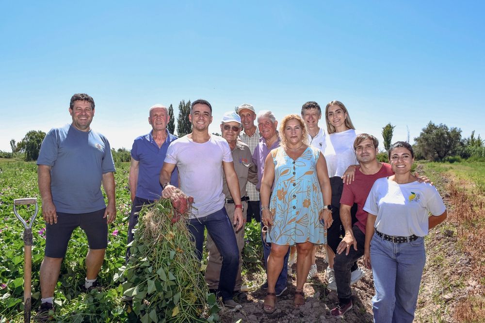 Calvente y miembros de la Asociación San Cayetano (9).jpeg