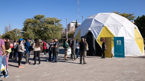 El planetario itinerante ya llegó a la Ciudad y cautiva a cientos de visitantes
