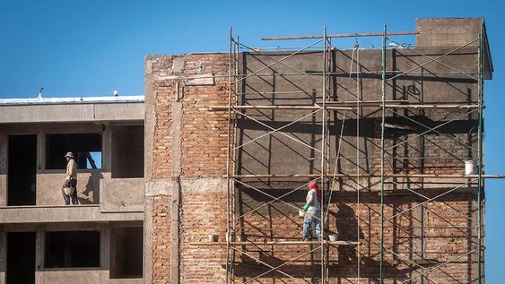 El servicio doméstico, el comercio y la construcción representan casi la mitad del total de empleos no registrados. Algunas causas son ignorancia e incertidumbre empresarial. / Foto: Ignacio Blanco / Los Andes