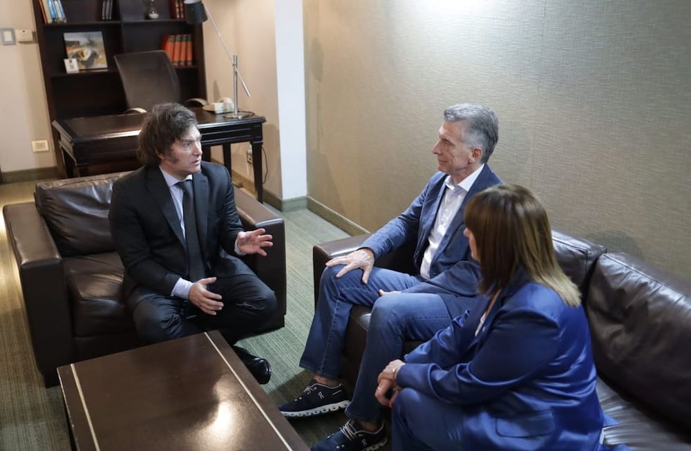 Javier Milei recibió en su búnker a Mauricio Macri y a Patricia Bullrich.
