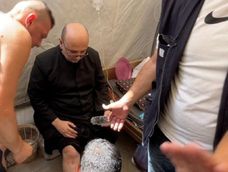 Israel bombardeó la Iglesia Sagrada Familia en Gaza. Varios heridos, entre ellos, el cura argentino Gabriel Romanelli.