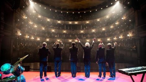 Los Andes | Les Luthiers, a la hora de saludar al soberano. (Instagram @lesluthiers_oficial)