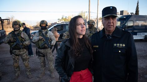 La ministra de Seguridad y Justicia, Mercedes Rus, en el operativo en el asentamiento Castro. La acompaña el director general de la Policía de Mendoza, Marcelo Calipo.