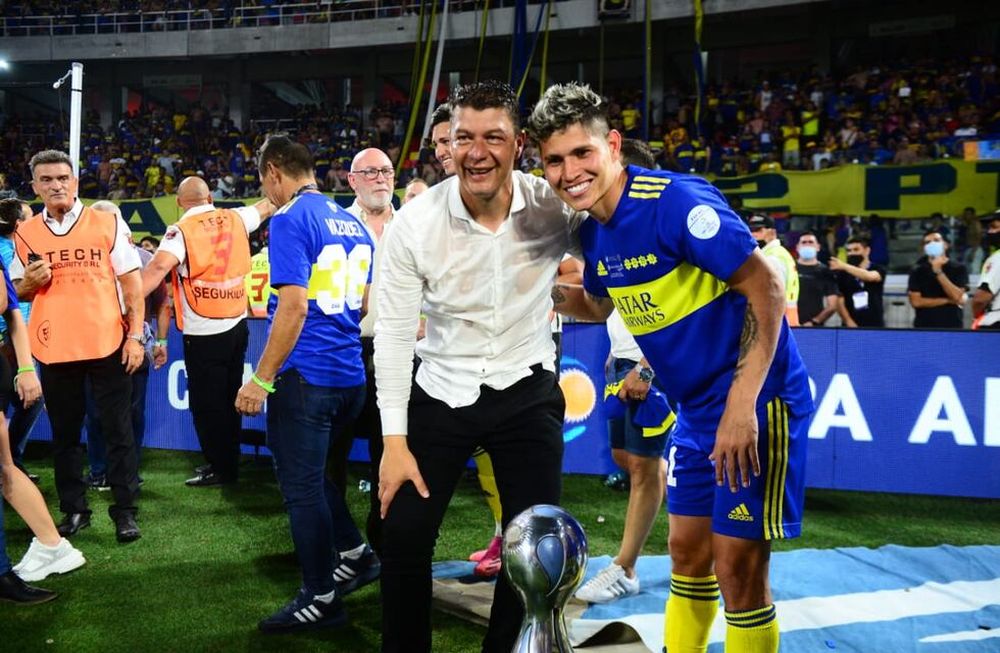 Sebastián Battaglia logró su primer título como DT de Boca. Aquí junto a Campuzano. / José Hernández - La Voz