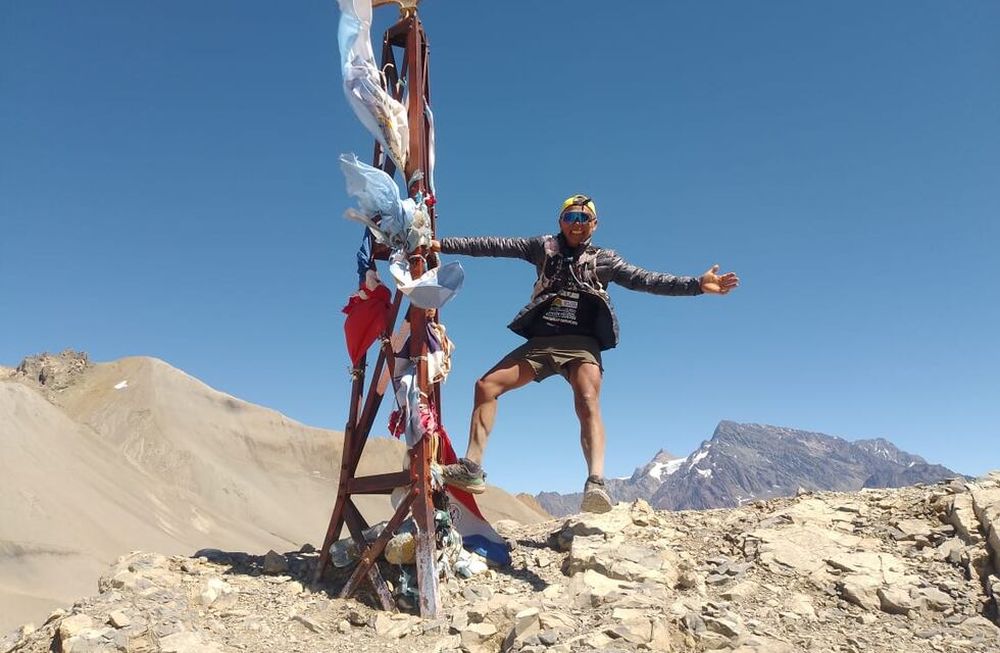 José Casas en el punto más alto de la travesía, el hito Internacional Piuquenes a 4380 metros sobre el nivel del mar. El sancarlino unió el Manzano Histórico y el Cajón del Maipo de Chile al trote en tiempo récord.