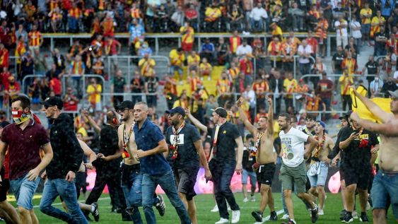 Escándalo y heridos en Lens vs. Lille en el fútbol Francés. / Genitleza.