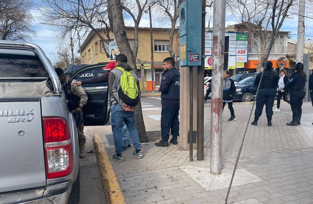 Los sujetos detenidos con dinero falso en San Martín. / Gentileza Ministerio de Seguridad.