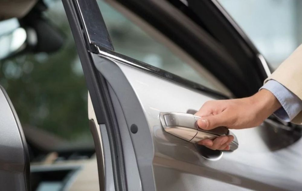 La sensación de descarga de electricidad al tocar la puerta del auto no es peligrosa y puede prevenirse fácilmente.