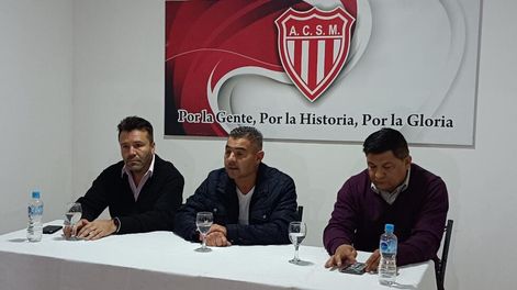 Los Andes | Damián Reyes, Presidente de ACSM, presentó a Sergio Toti Arias, flamante DT del León para el próximo Regional Amateur. / Gentileza: Prensa ACSM.