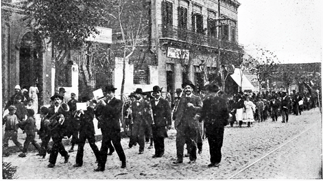 Un festejo de mayo en 1903, en Buenos Aires. 