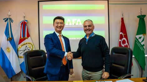 Xiao Binbing, CEO de Huawei Argentina y Darío Marinozzi, presidente del Consejo de Administración de AFA