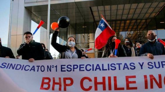 Los trabajadores de La Escondida, la mina de cobre de mayor producción de Chile y del mundo, aprobaron iniciar una huelga, al rechazar por un 99,5% la última oferta de la compañía, controlada por la multinacional BHP.