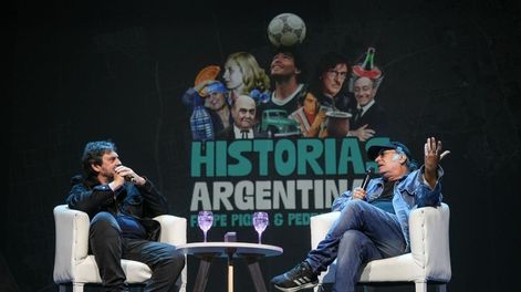 Felipe Pigna y Pedro Saborido en un momento del espectáculo&nbsp;Historias argentinas.