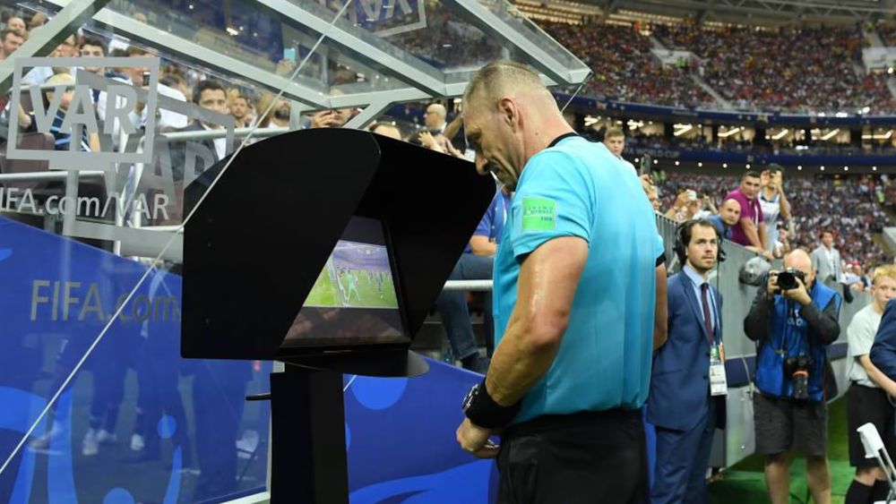El fútbol podría tener más intervención del VAR