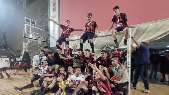 Los chicos de la C 20 de Andes Talleres festejan el campeonato Nacional de la categoría.