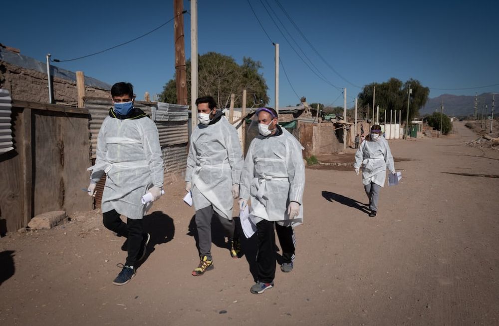 Testeos masivos en el Barrio Campo Pappa  del departamento de Godoy Cruz en busca de personas con Covid-19 para poder aislarlos y disminuir la transmisión  del covid-19Foto: Ignacio Blanco / Los Andes