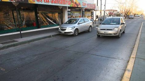 Próximamente, no se podrá estacionar del lado Norte del bulevar Rivadavia.Foto: José Gutierrez / Los Andes