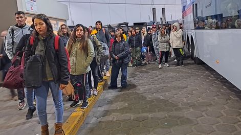 Los Andes | Miles de personas cruzan a Chile, en un paso atiborrado por los tours de compras ilegales.