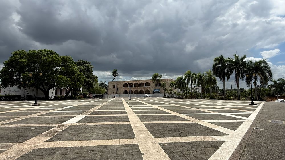 Terrazas, música y edificios históricos convierten a este espacio en uno de los puntos más vivos de Santo Domingo.