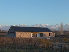 una finca de diseno preciso y silencioso que celebra la sencillez del paisaje