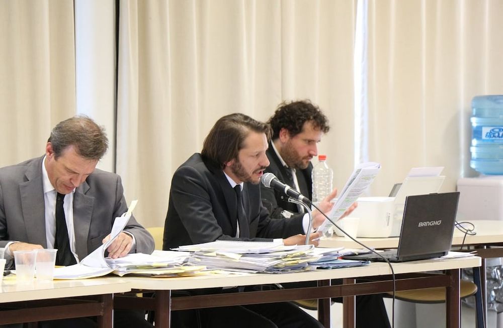 Pablo Garciarena (centro) durante los juicios de lesa humanidad en Mendoza. A su izquierda Dante Vega, el fiscal que acusa ahora al juez Bento.
