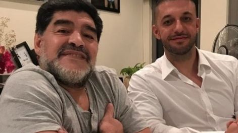 Matías Morla, abogado y amigo de Diego Maradona, enfrentando con dos de las hijas del 10. / Gentileza.