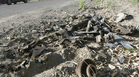 Los Andes | Restos de los vehículos que quedaron destrozados tras el choque frontal en la ruta 24, en el ingreso a la villa de Lavalle, el domingo a la madrugada. Cinco jóvenes perdieron la vida. Orlando Pelichotti / Los Andes